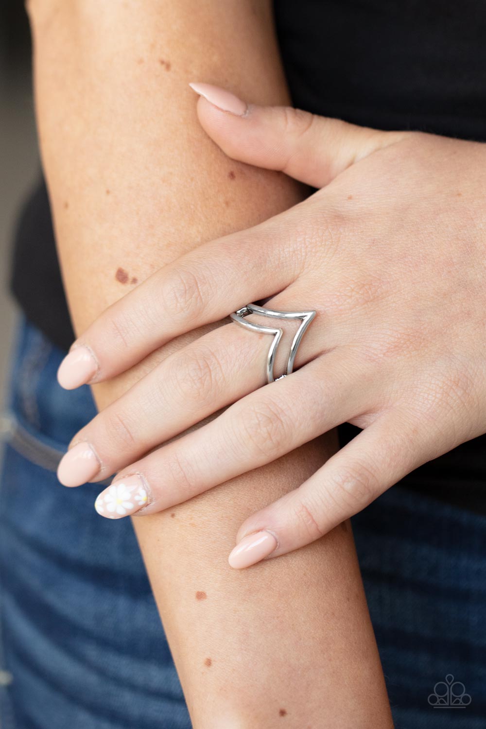 Adventurously Angled - silver - Paparazzi ring