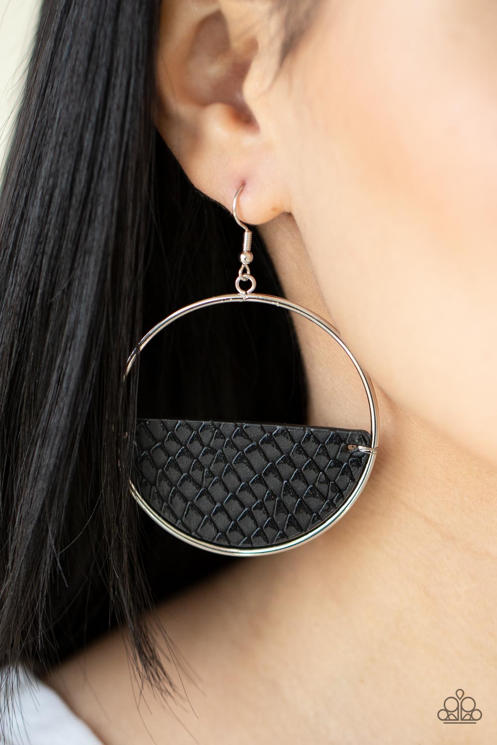 Animal Aesthetic - black - Paparazzi earrings