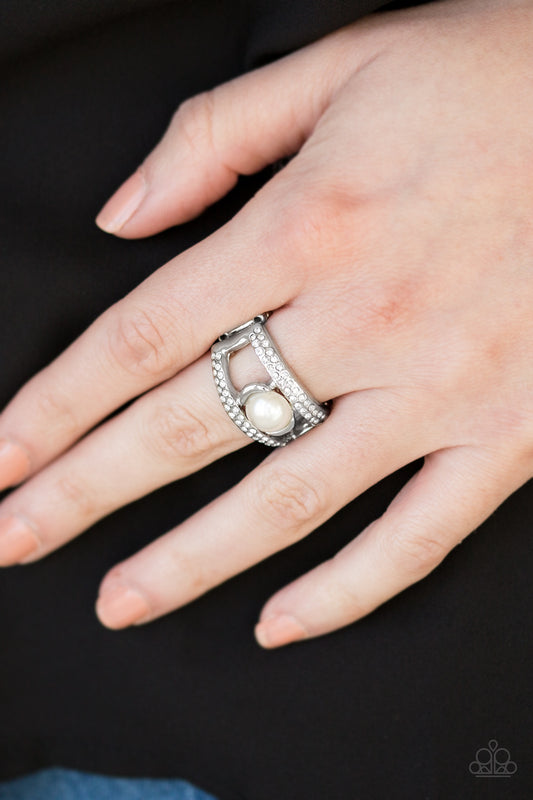 Bank Run - white - Paparazzi ring