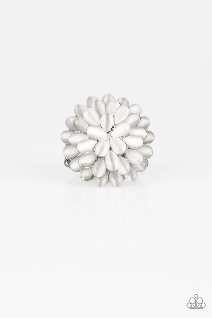 Bloomin Bloomer - white - Paparazzi ring