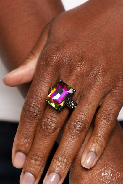 Belen Rodriguez mostra l'anello di Elio Lorenzoni ai paparazzi: Sì all Belen Rodriguez mostra l'anello di Elio Lorenzoni ai paparazzi: Sì all