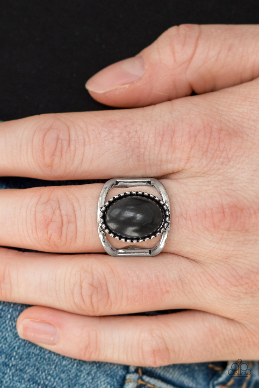 Canyon Cache - black - Paparazzi ring