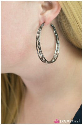 Chasing Daylight - black - Paparazzi hoop earrings