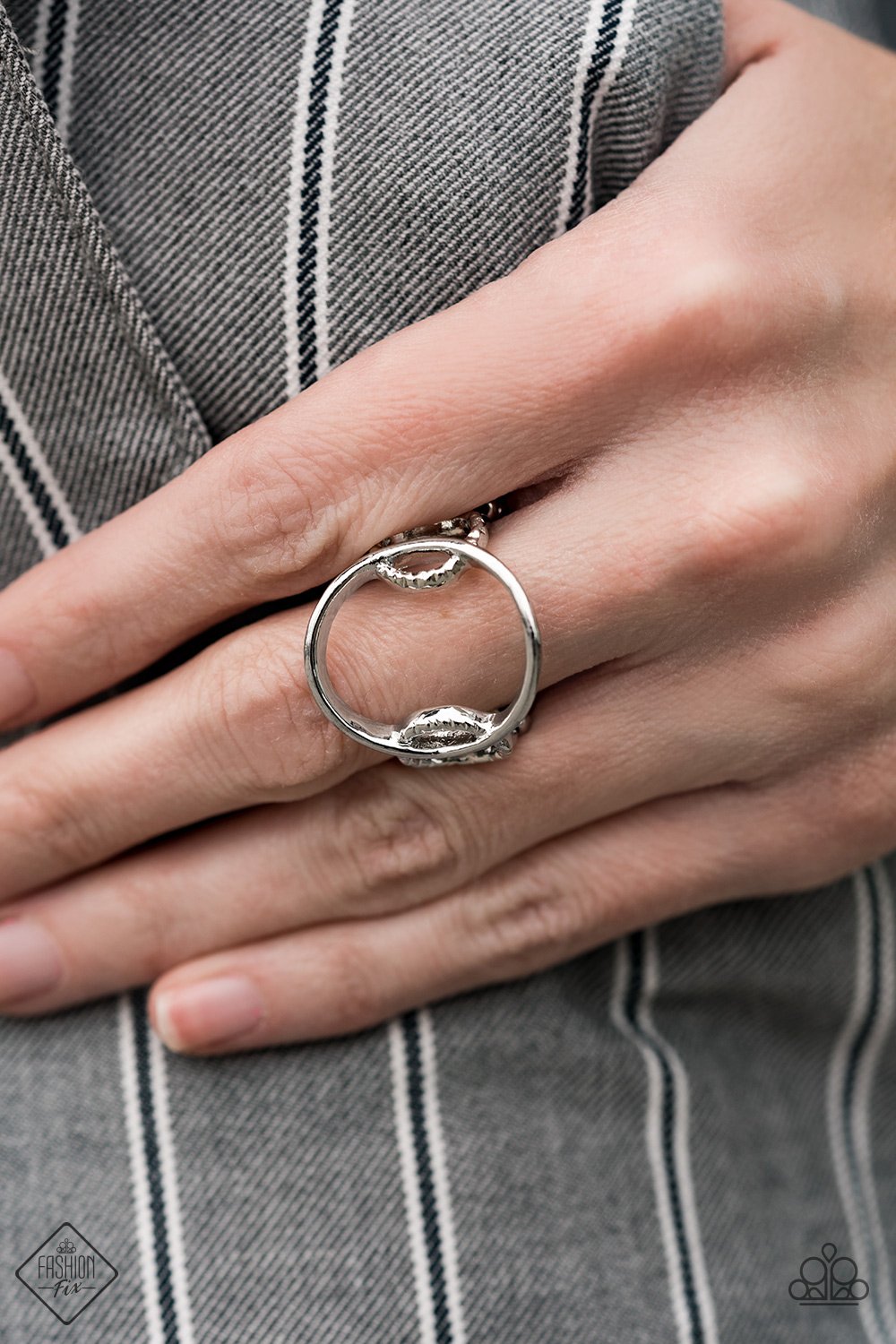 Circle Round Me - silver - Paparazzi ring