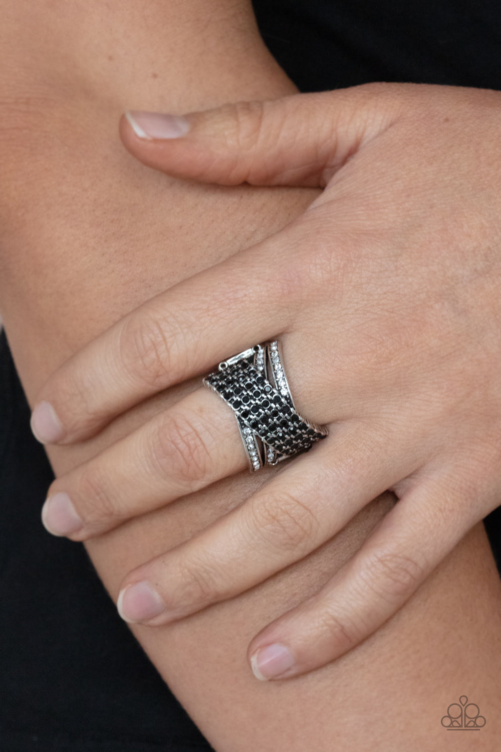 Classic Crossover - black - Paparazzi ring