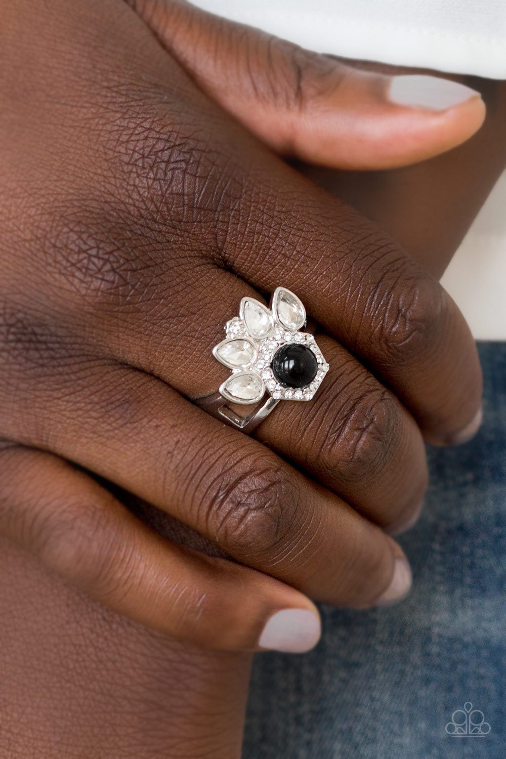 Crown Coronation - black - Paparazzi rings