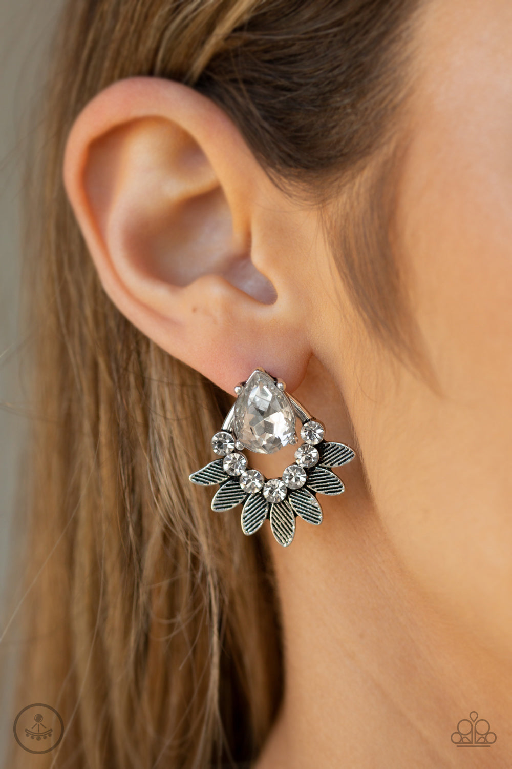 Cyrstal Canopy - white - Paparazzi earrings