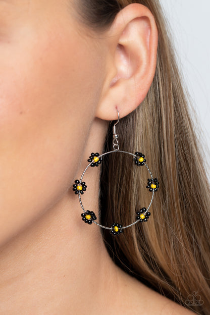 Dainty Daisies - black - Paparazzi earrings