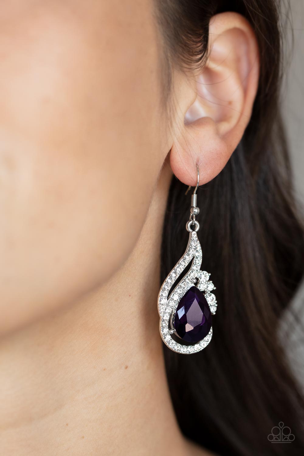 Dancefloor Diva - purple - Paparazzi earrings