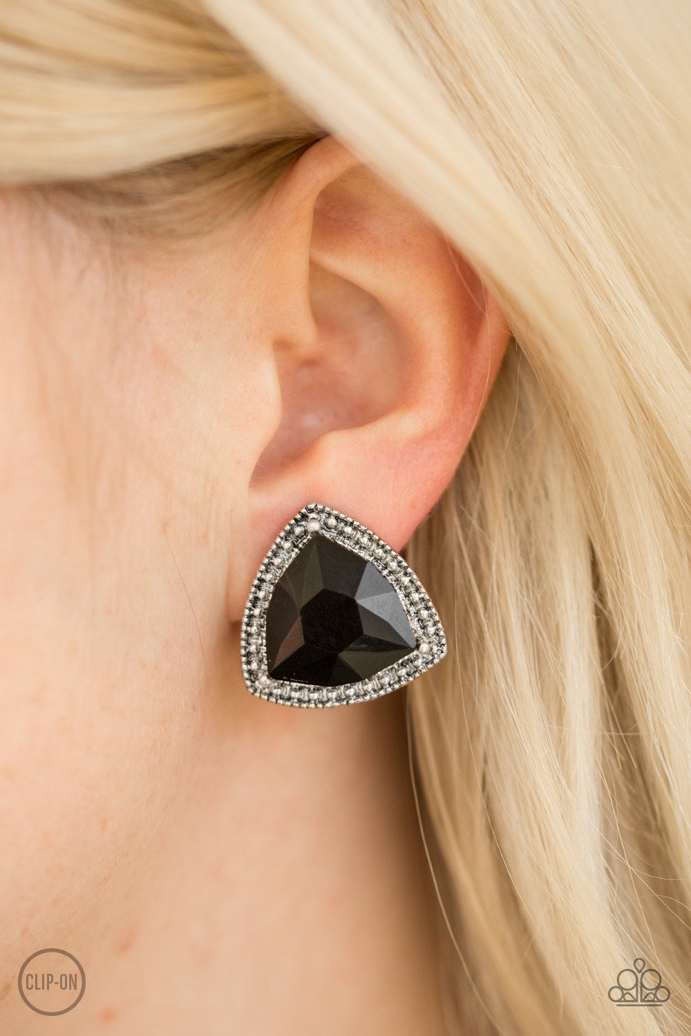 Daring Duchess - black - Paparazzi CLIP ON earrings
