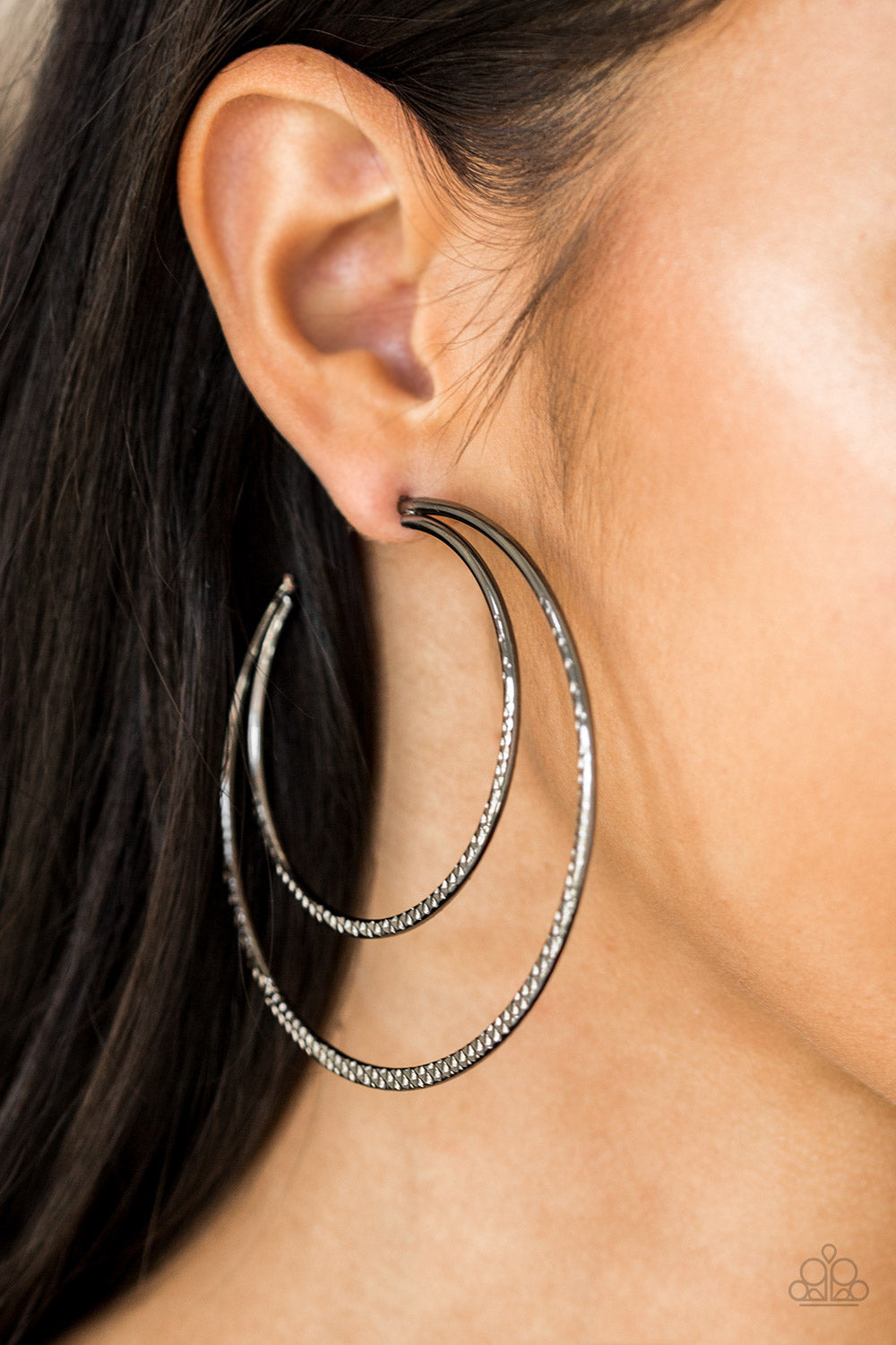 Drop it Like Its Haute - black - Paparazzi earrings