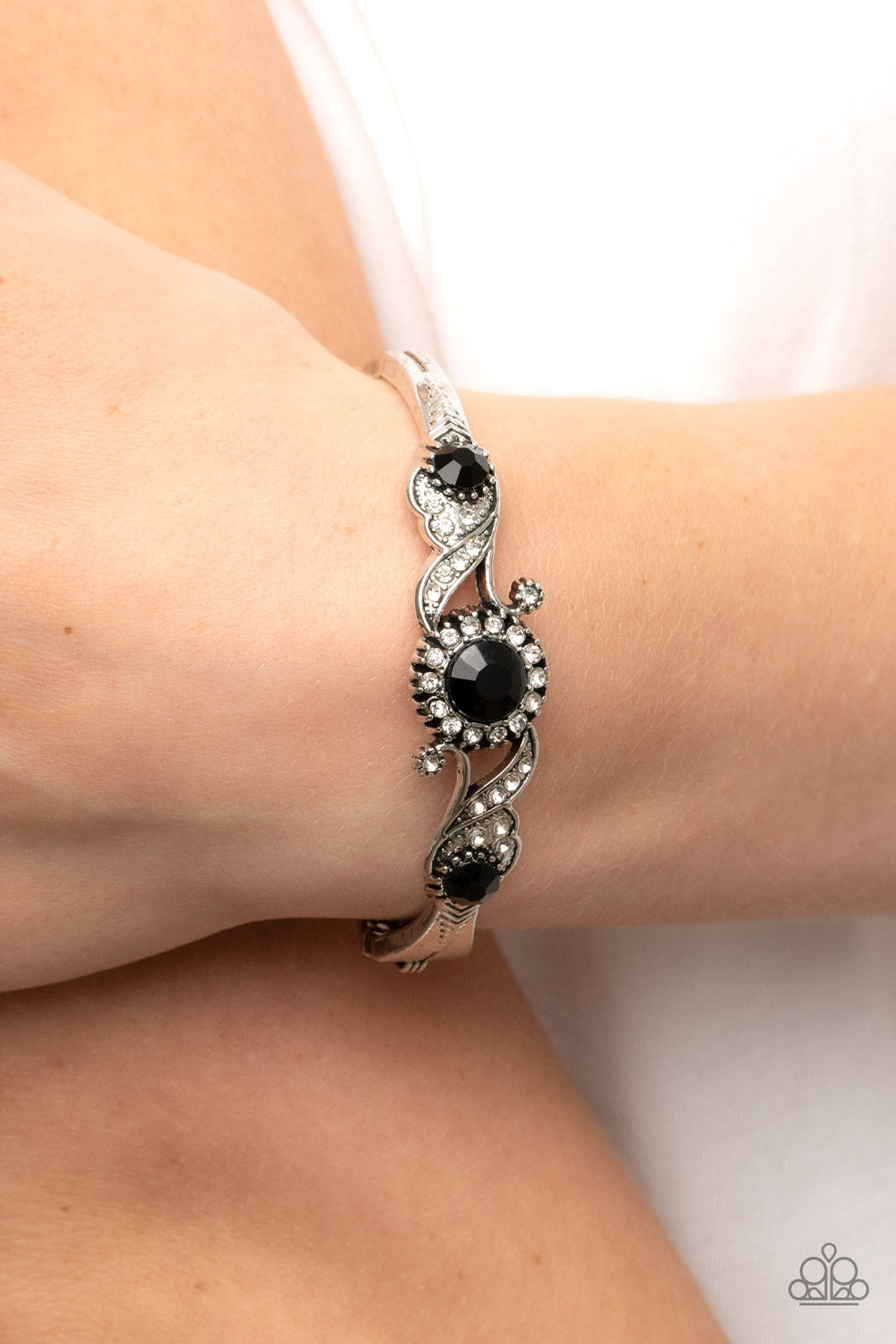 Expert Elegance -black - Paparazzi bracelet