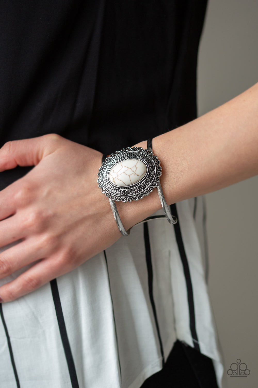 Extra EMPRESS-ive - white - Paparazzi bracelet