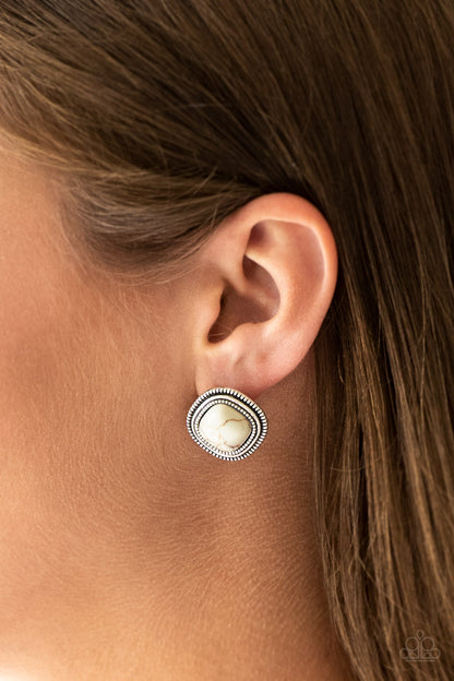 FRONTIER Runner - white - Paparazzi earrings