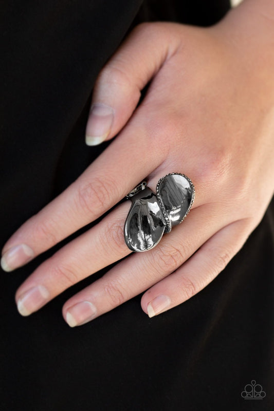 Fabulously Folded - black - Paparazzi ring