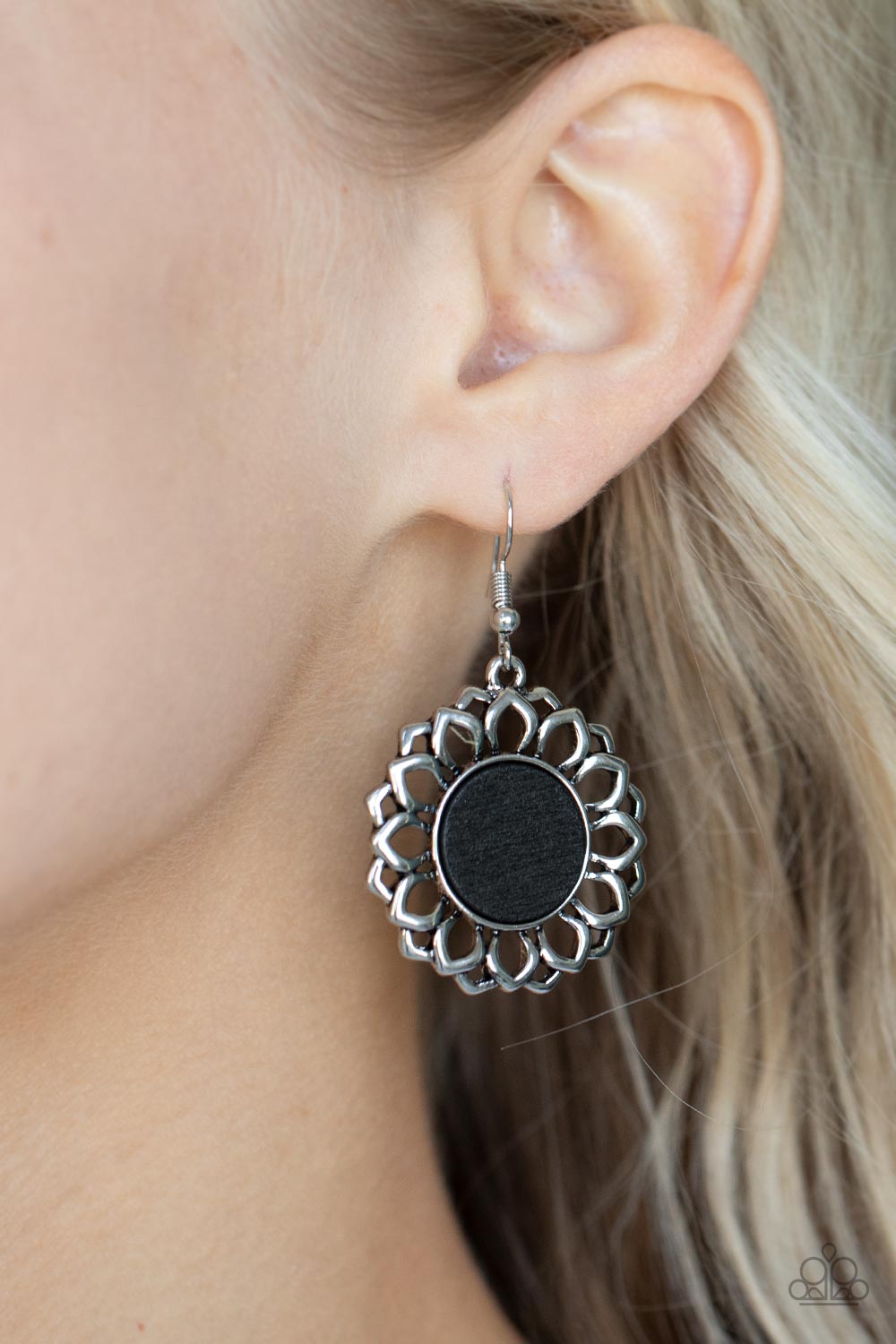 Farmhouse Fashionista - black - Paparazzi earrings