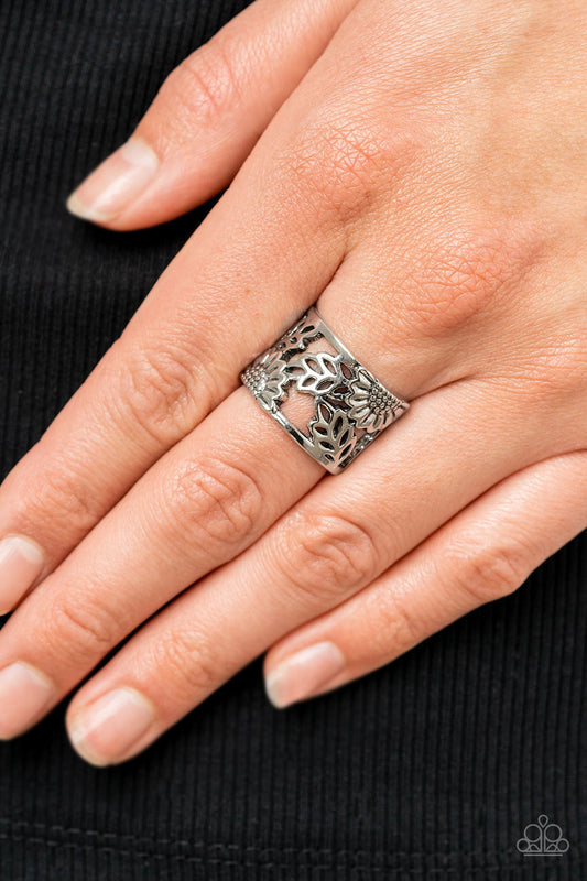 Farmhouse Foliage - silver - Paparazzi ring