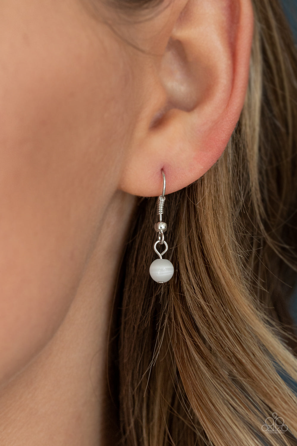 Fashion Flaunt - white - Paparazzi necklace