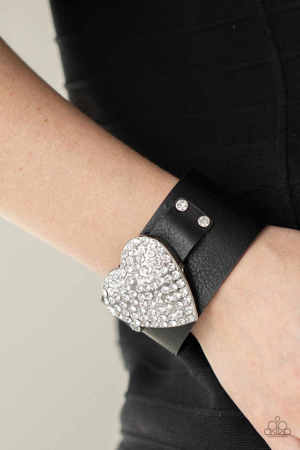 Flauntable Flirt - black - Paparazzi bracelet