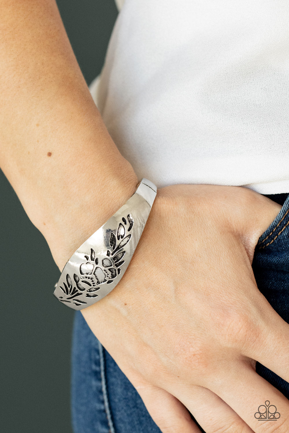 Fond of Florals - silver - Paparazzi bracelet