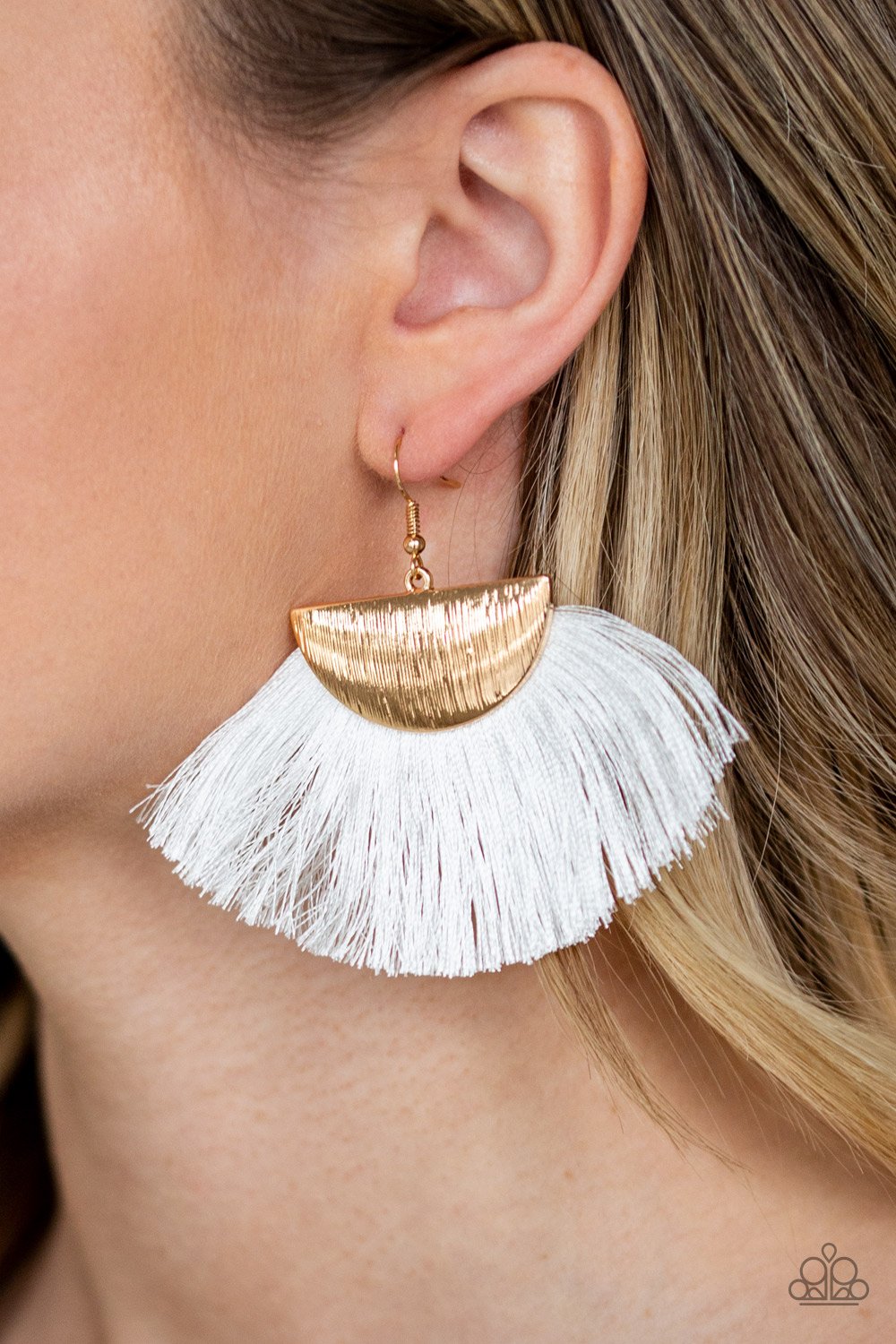 Fox Trap - white - Paparazzi earrings