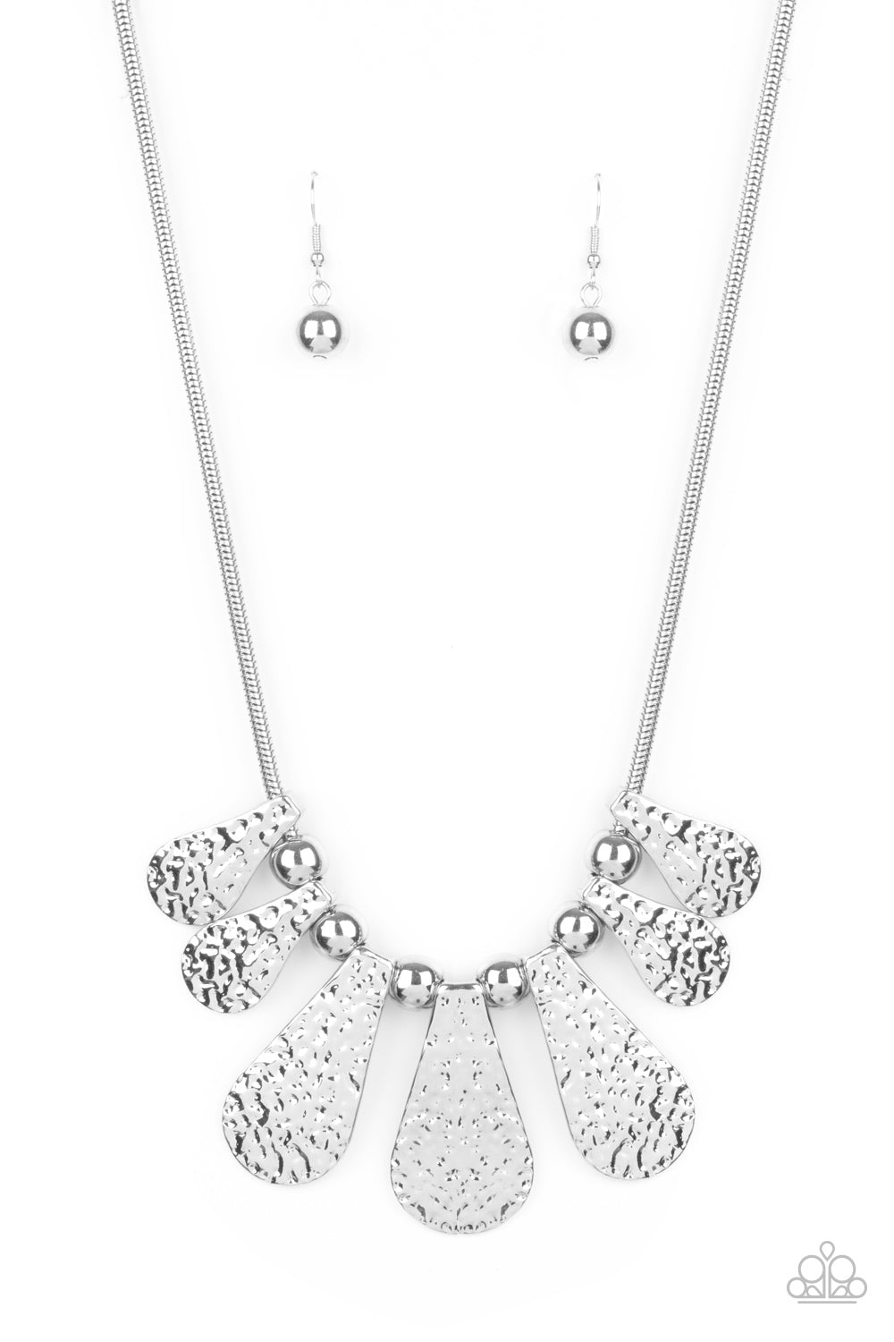 Gallery Goddess - silver - Paparazzi necklace