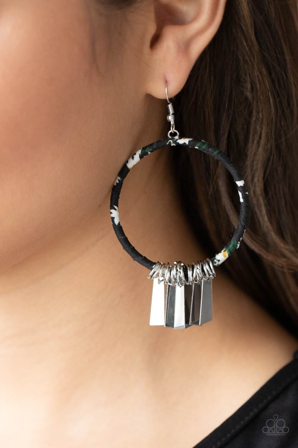 Garden Chimes - black - Paparazzi earrings