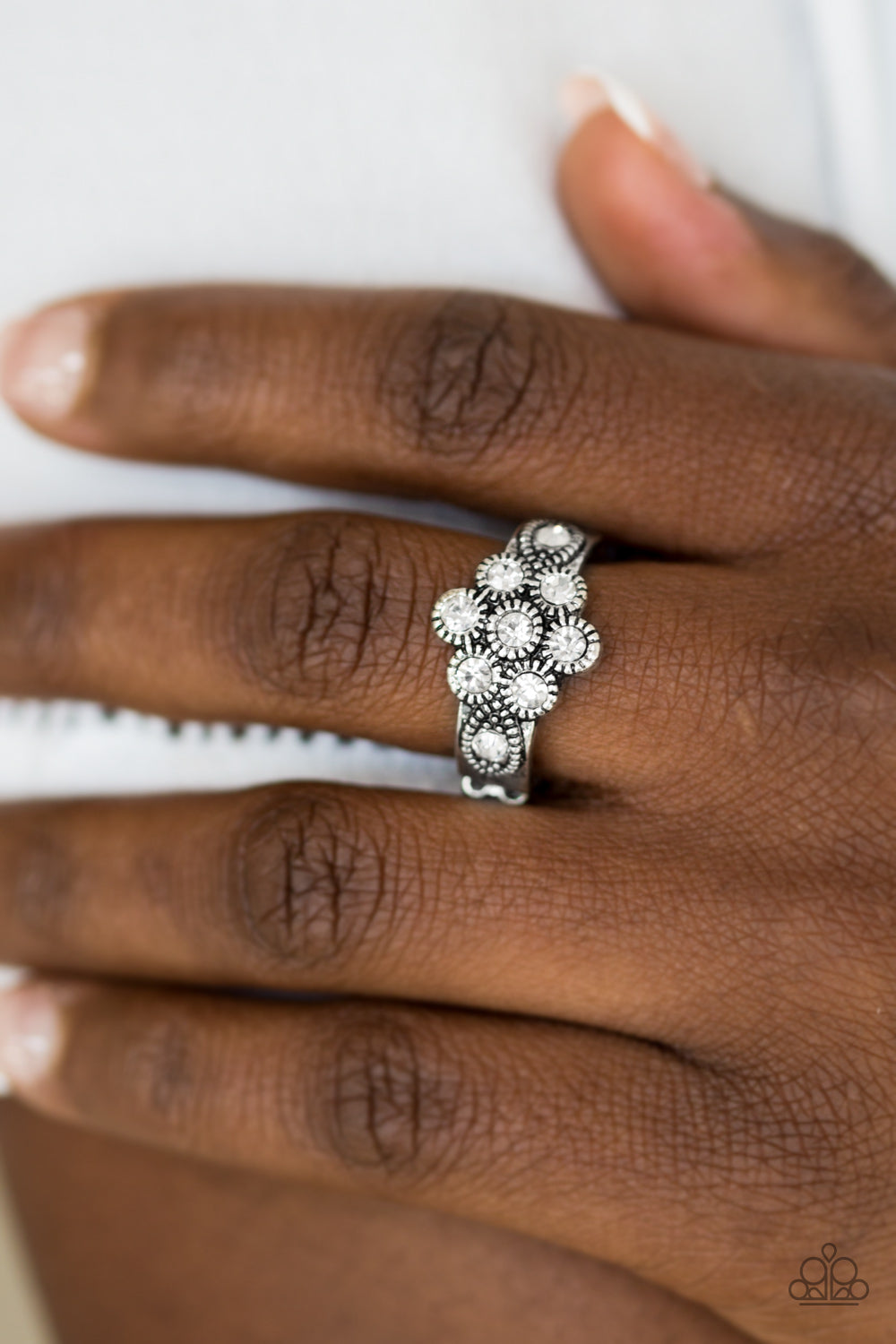 Garland Glamour - white - Paparazzi ring
