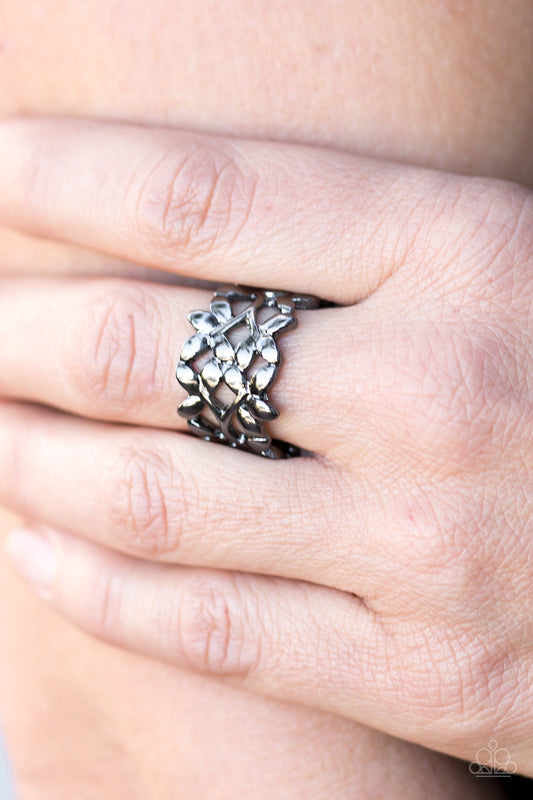 Get your Groove On - black - Paparazzi ring