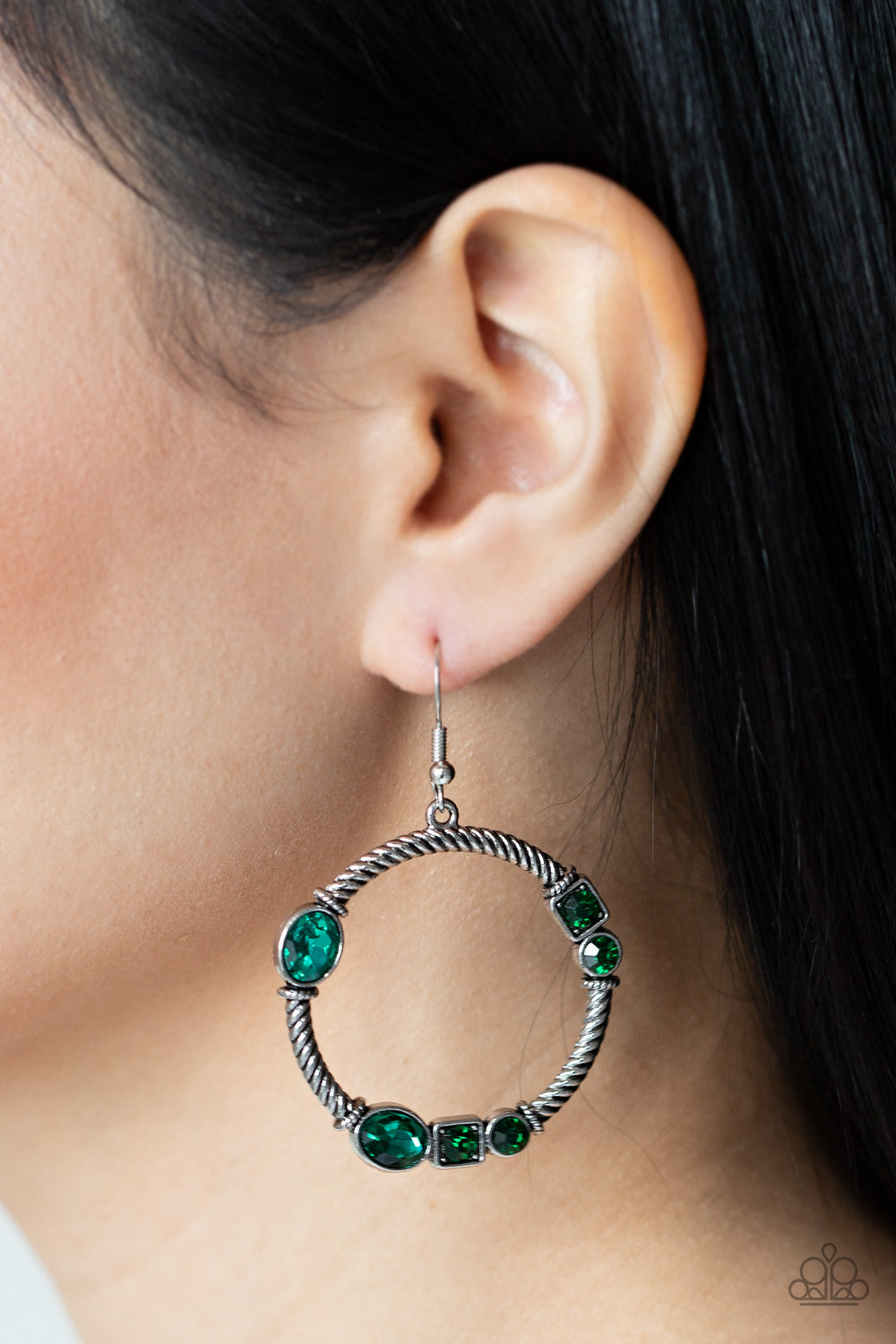 Glamorous Garland - green - Paparazzi earrings