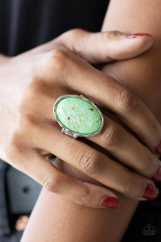 Glittery With Envy - green - Paparazzi ring