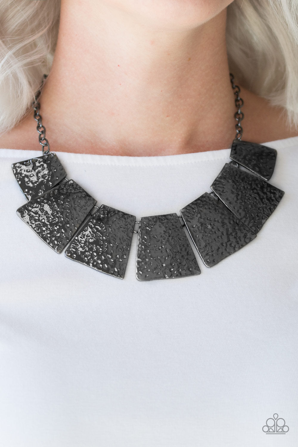 Here Comes the Huntress - black - Paparazzi necklace