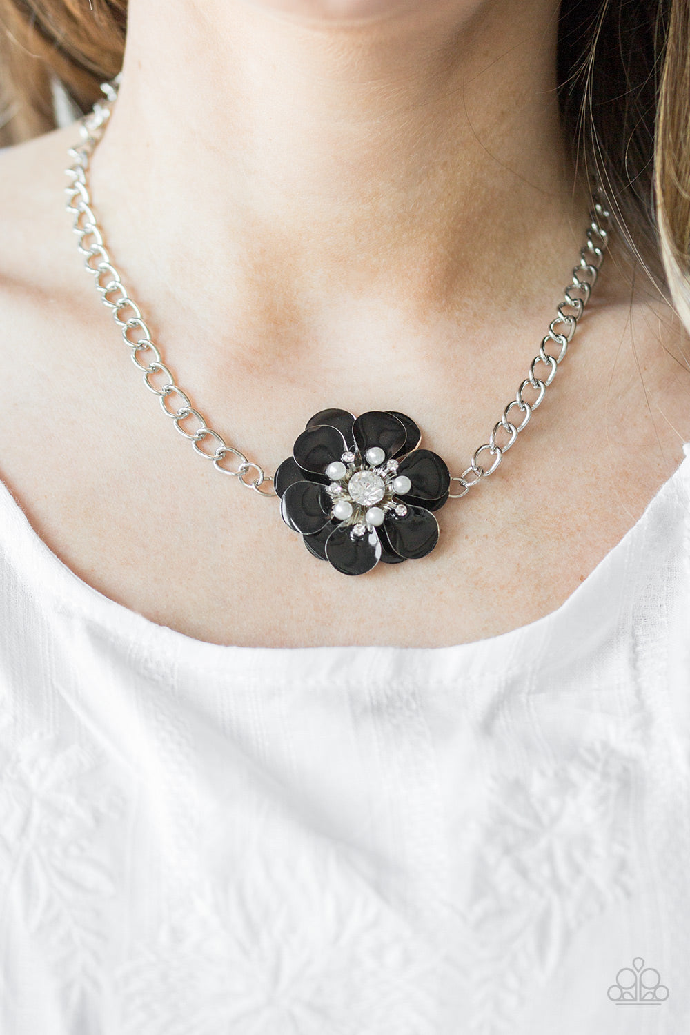 Hibiscus Hula - black - Paparazzi necklace