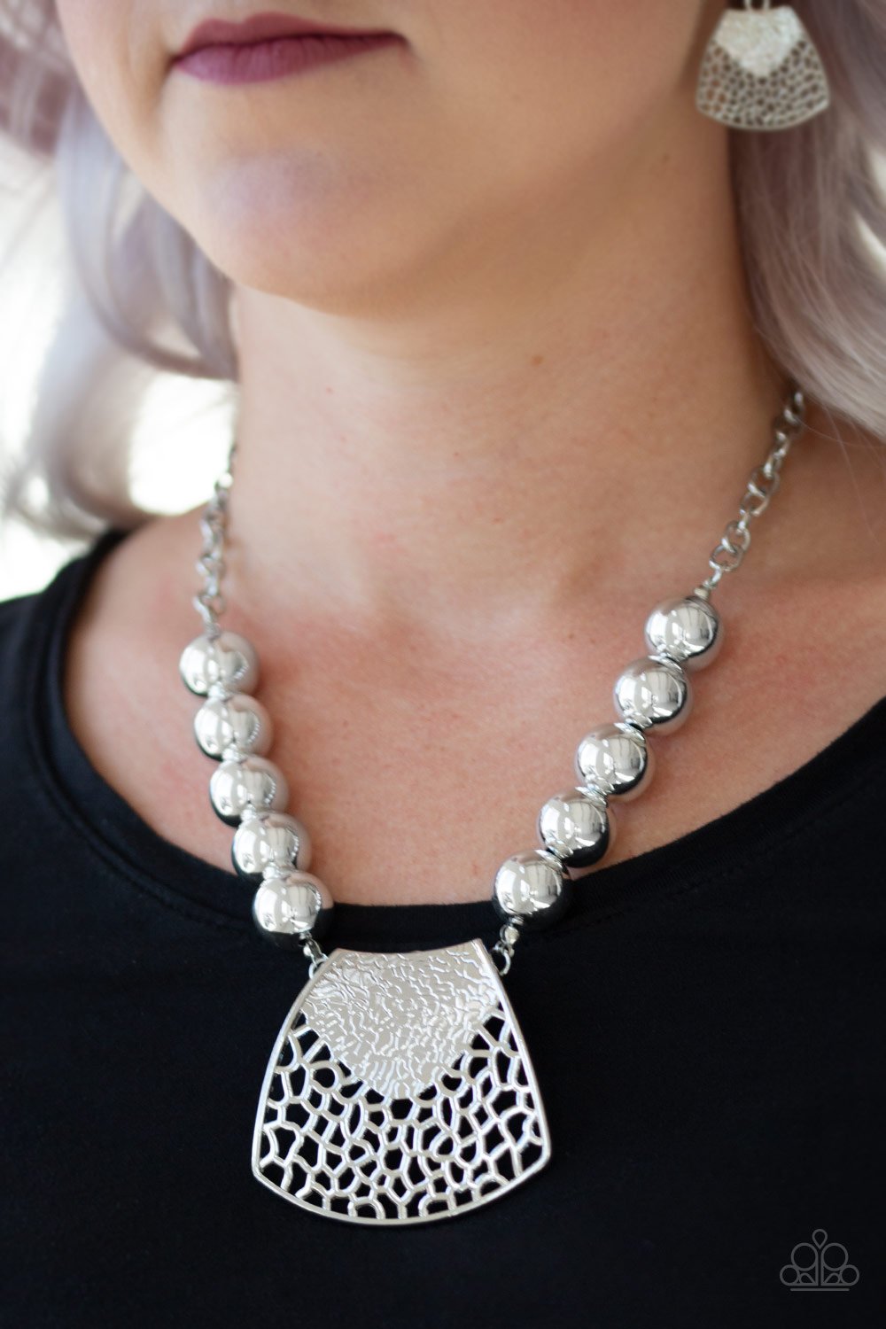Large and In Charge - silver - Paparazzi necklace
