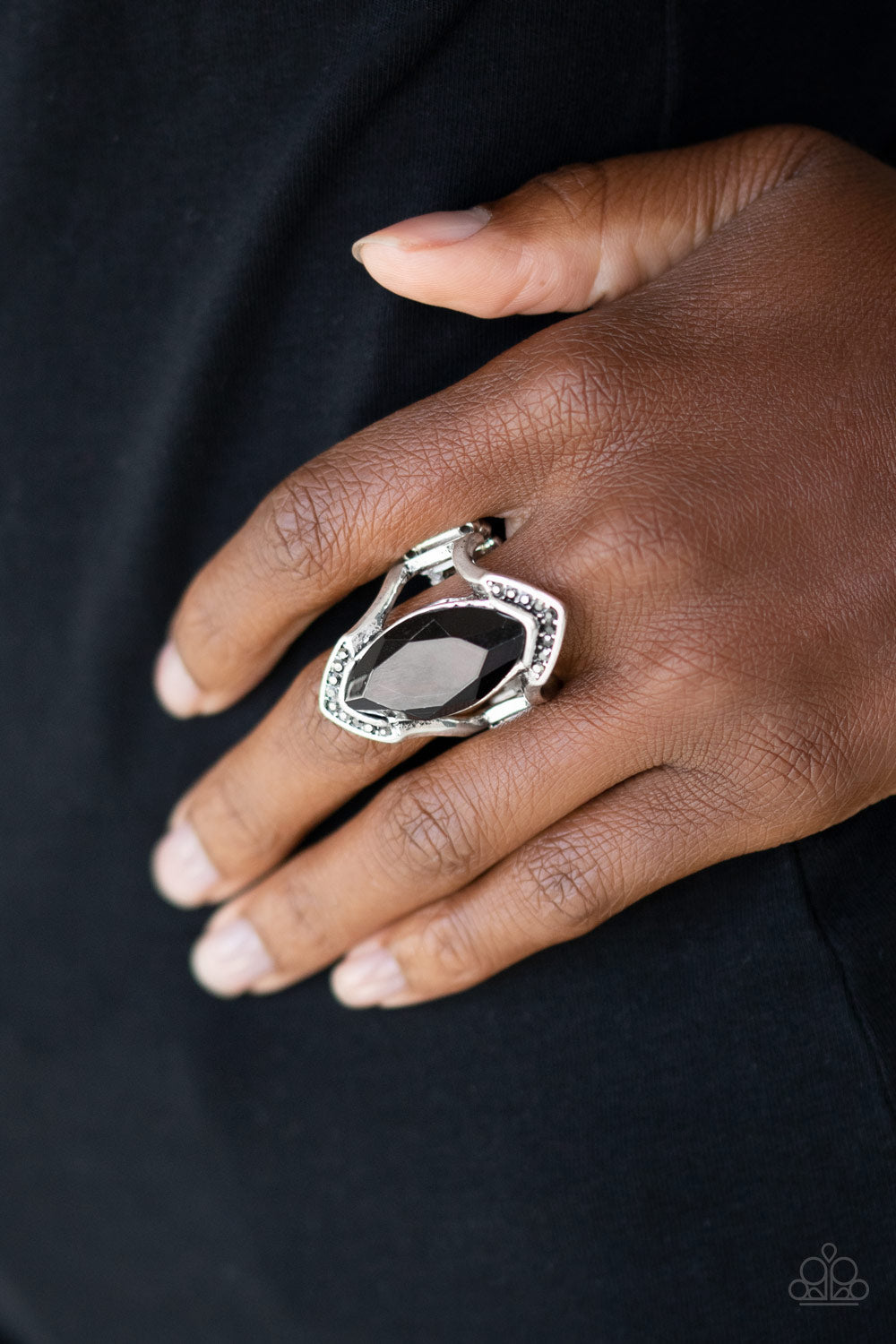 Leading Luster - black - Paparazzi ring
