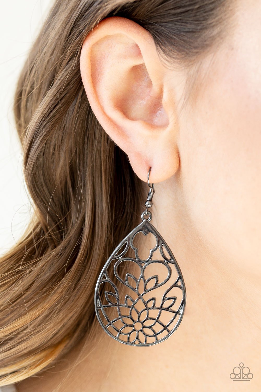 Lovely Lotus - black - Paparazzi earrings