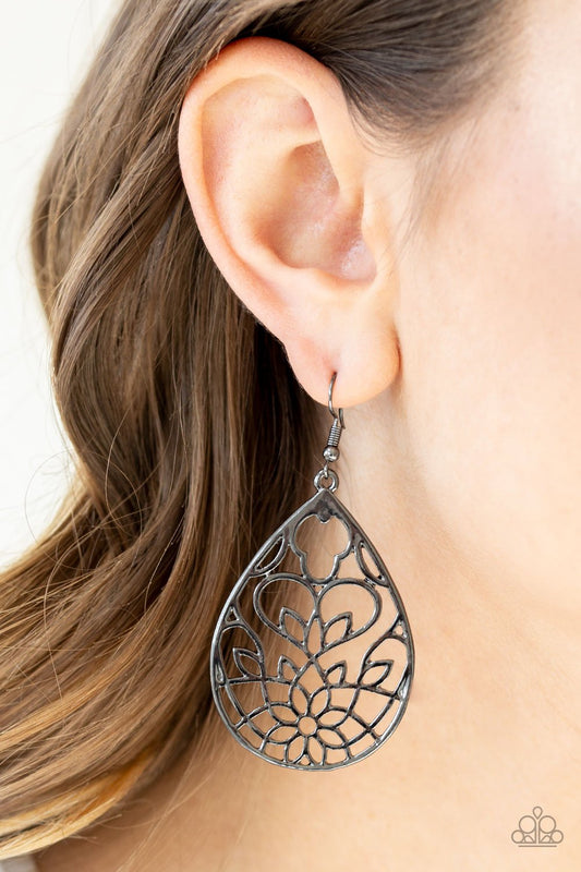 Lovely Lotus - black - Paparazzi earrings