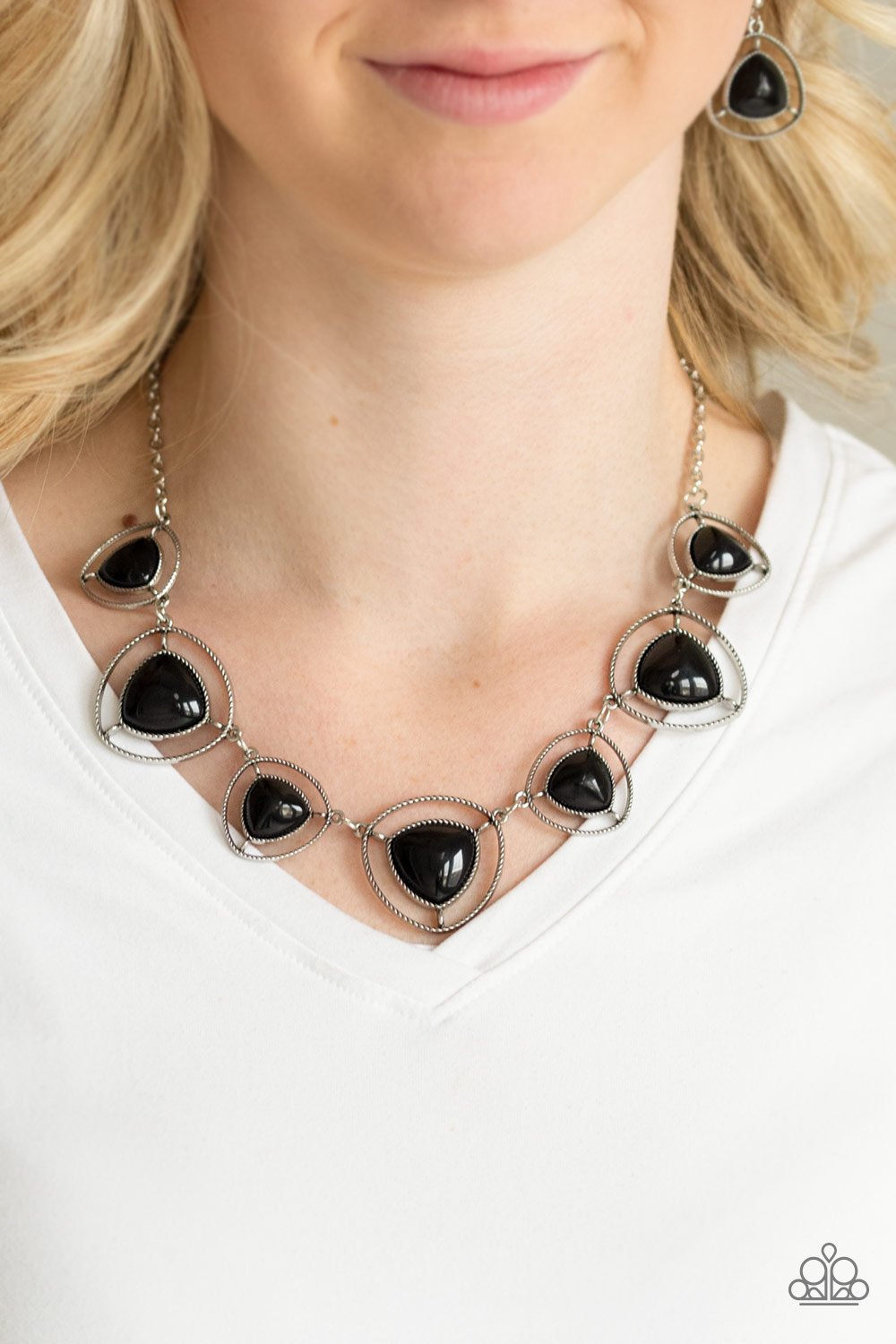 Make a Point-black-Paparazzi necklace
