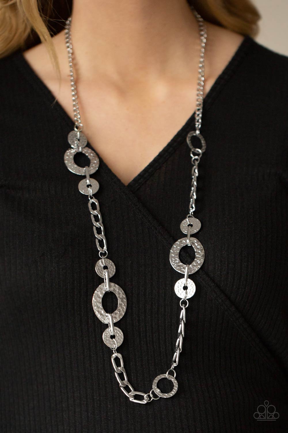 Mechanically Metro - silver - Paparazzi necklace