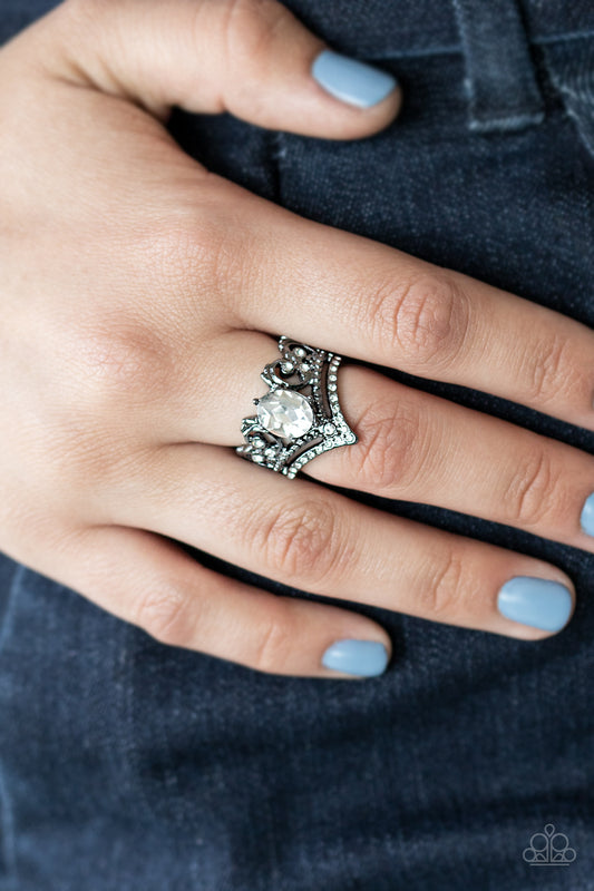 Metro Queen - black - Paparazzi ring