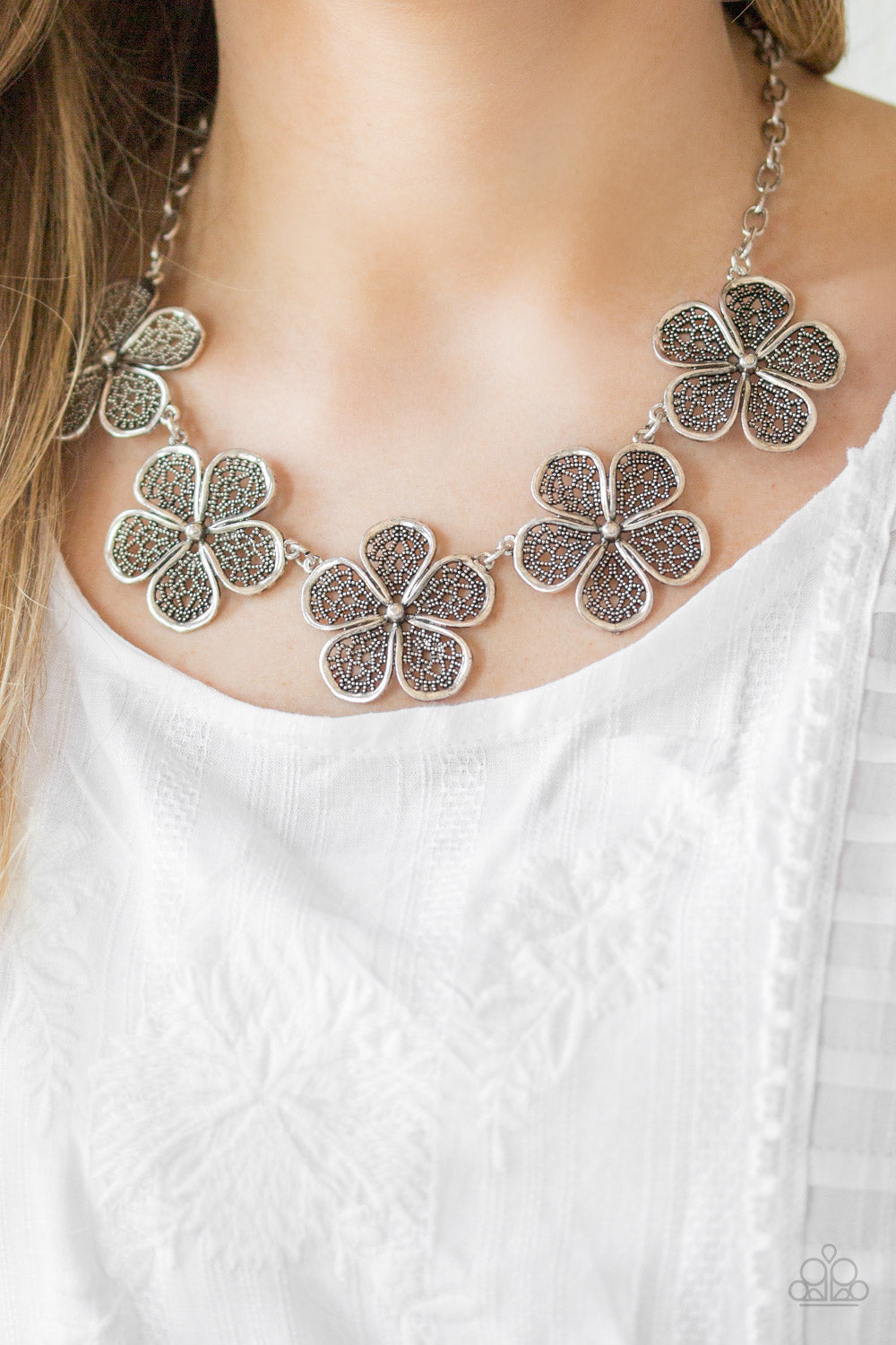No Common Daisy - silver - Paparazzi necklace