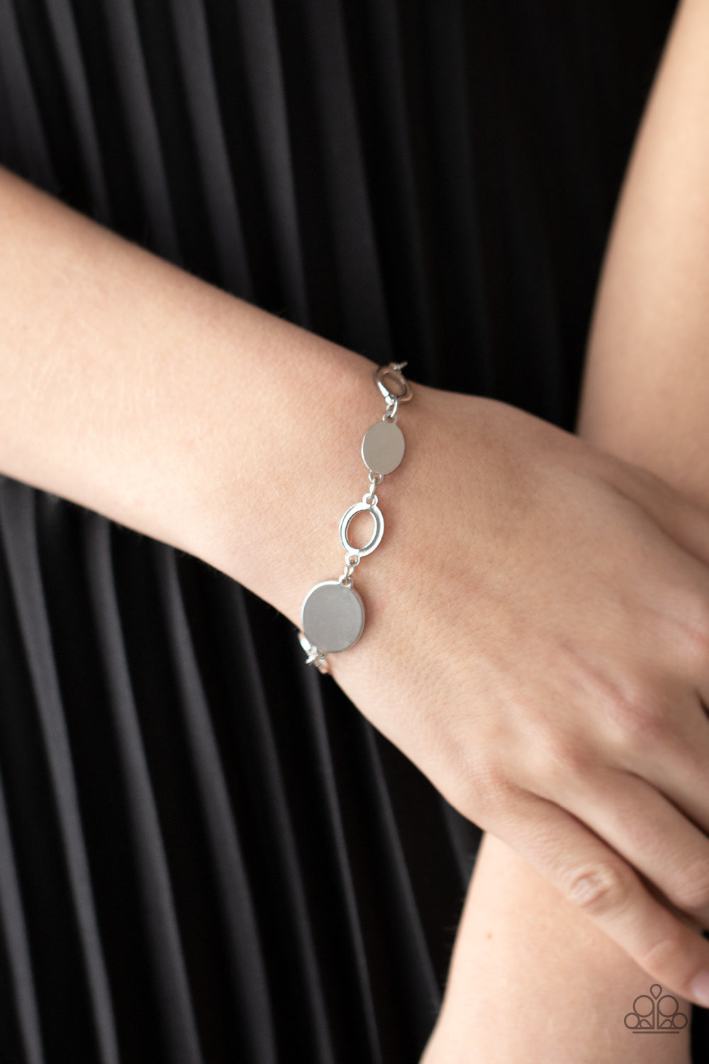 OVAL and Out - silver - Paparazzi bracelet