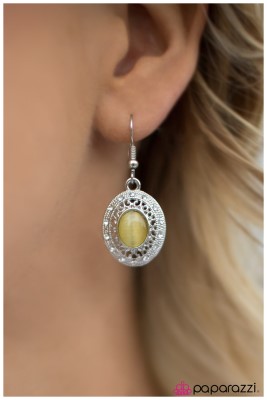 Oh My Majesty! - Paparazzi earrings