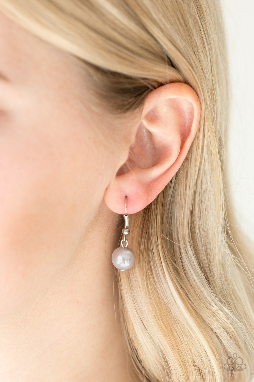 One-WOMAN Show - silver - Paparazzi necklace