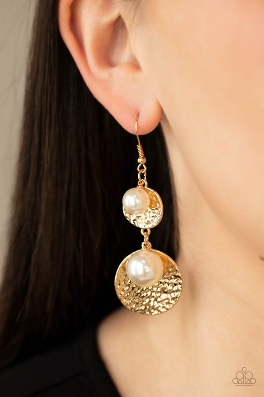 Pearl Dive - gold - Paparazzi earrings