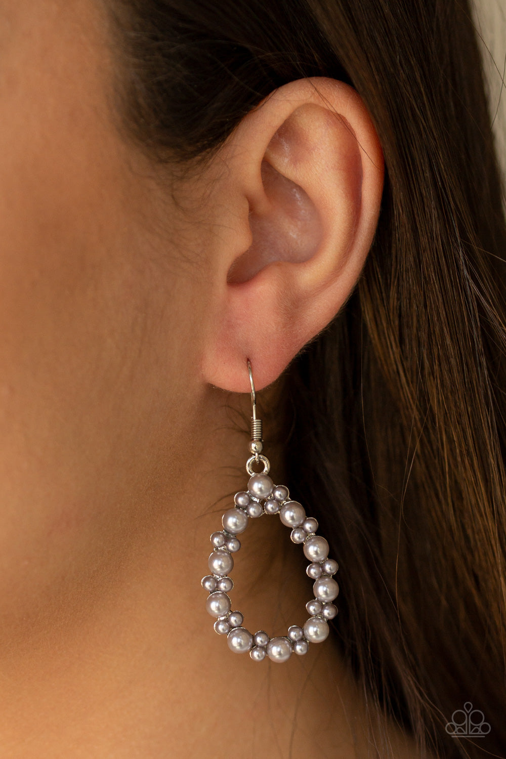 Pearl Spectacular - silver - Paparazzi earrings