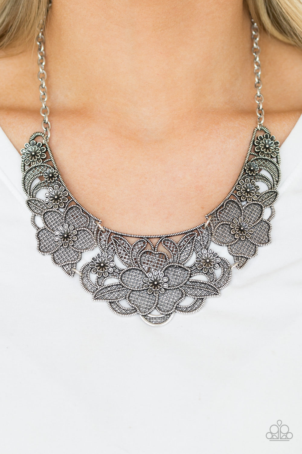 Petunia Paradise - silver - Paparazzi necklace