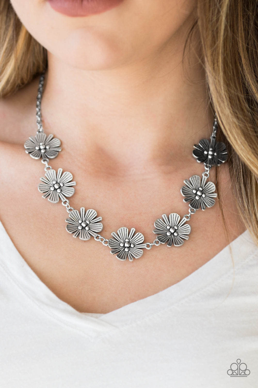 Poppin Poppies - silver - Paparazzi necklace