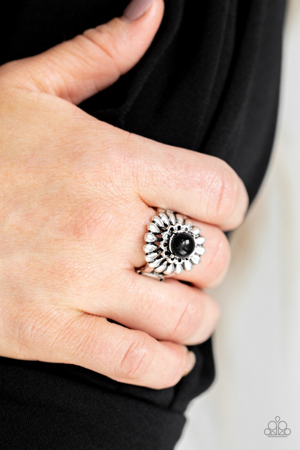 Poppy Pep-black-Paparazzi ring