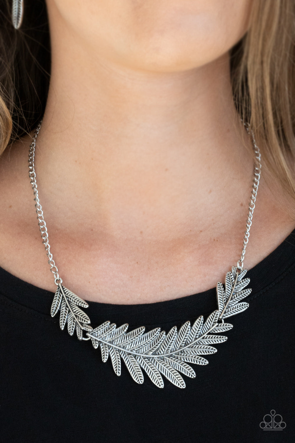 Queen of the QUILL - silver - Paparazzi necklace